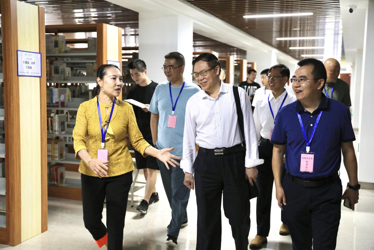 学校党政领导带队开展2023年秋季开学教室、实验室安全检查工作