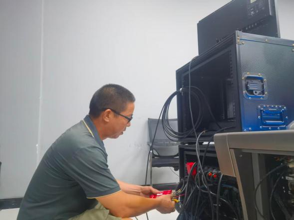 暑期设备全面“体检” 高温坚守护航教学